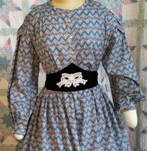 Black Velvet Medici Belt with White Bow Applique